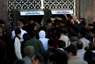 K� VED MINIBANKEN: Palestinere flokker seg rundt denne minibanken i Gaza by  idag. Dette er f�rste gang banken er �pen siden angrepene startet 27. desember. Foto: EPA/MOHAMMED SABER/SCANPIX