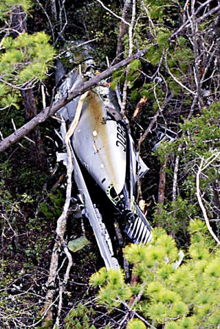 AUTOPILOT: Det var trolig bare tilfeldigheter som gjorde at det tomme sm�flyet landet i et skogspomr�de i Florida og ikke i den n�rliggende bebyggelsen. Foto: GARY MCCRACKEN / PENSACOLA NEWS JOURNAL / AP