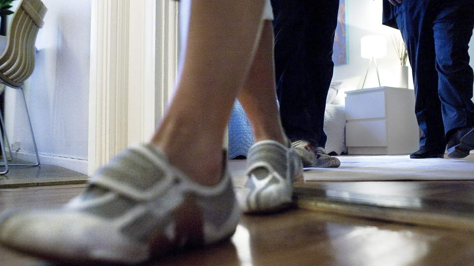FLERE F�TTER P� VISNING:  Eiendomsmeglere landet over forteller at det igjen har begynt � dukke opp folk p� visning. Foto: Bj�rn Langsem/Dagbladet