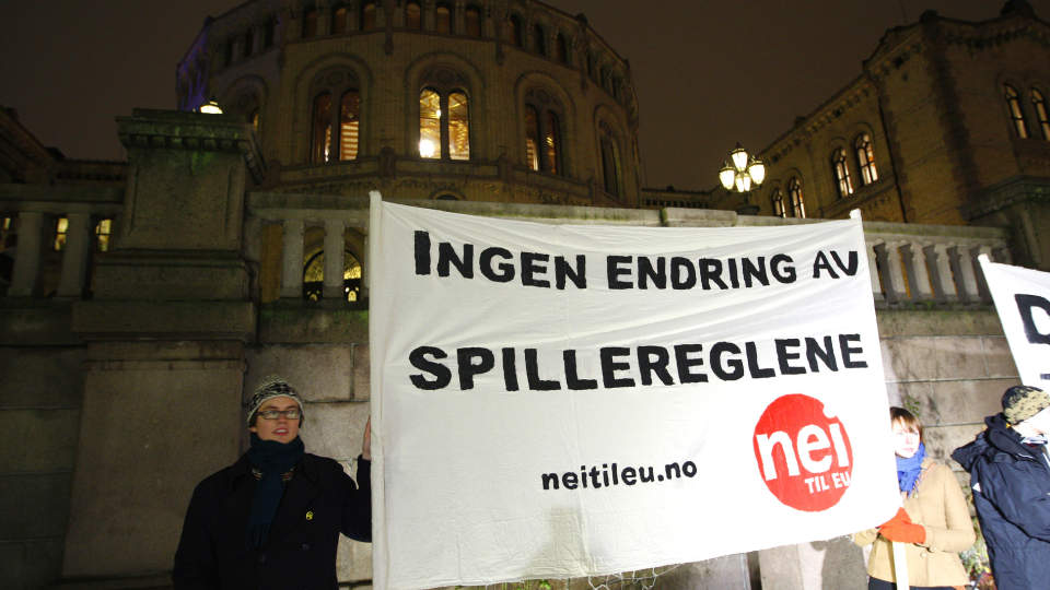 NEI BLIR JA:  Det sp�rs om disse EU-motstanderne endrer mening, men fjertallet mener vi b�r s�ke EU medlemsskap om E�S avtalen ryker. Arkivfoto: Scanpix