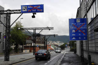 KONFLIKTENS KJERNE: Rundt deler av Bergen blir en dobbel bomring satt i drift. Inntektene skal finansiere bybanen og nye veier. Det gjorde at Frp trekker seg fra byr�det, men hvorfor g�r de inn for bompenger i Os? Foto: Marit Hommedal / SCANPIX