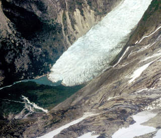 BRIKSDALSBREEN: Bes�k breen i �r og se hvor stor den er n�. Dette bildet er fra 1995. Foto: NVE