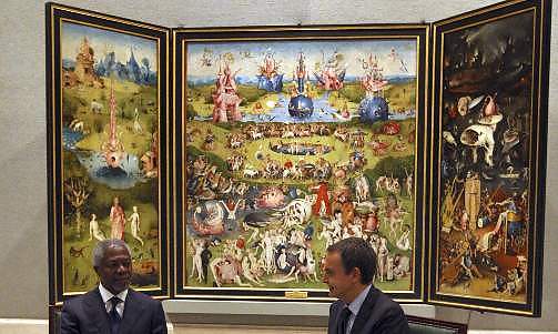 KJENT MALERI: Spanias statsminister Jose Luis Rodriguez Zapatero (R) i samtale med den tidligere generalsekret�ren i FN, Kofi Annan, foran Hieronymus Bosch' kjente maleri �Lystenes hage� p� Prado-museet i Madrid. Inkludert i det sv�rt detaljrike maleriet, er blant annet en person med blomster stikkende ut av rompa. Han blir mye enklere � finne ved bruk at det nye Google Earth-programmet. Foto: SCANPIX / EPA/J.J. GUILLEN