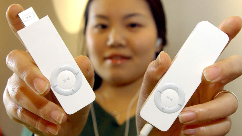 L�P OG KJ�P: En iPod shuffle, p� bildet ser du en gammel modell, er blant lokkegavene treningskjeden SATS markedsf�rer seg med. Prislappen for � trene er derimot en helt annen. Foto: AFP/JUNG YEON-JE/SCANPIX