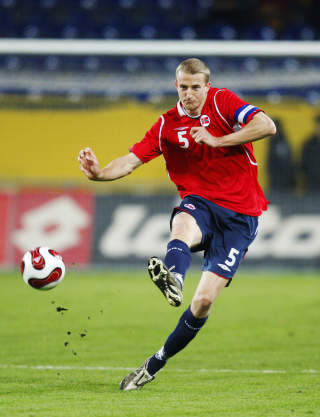 KRITISK: Brede Hangeland var kritisk til Ullevaal-matta etter Finland-seieren. Her fra privatlandskampen mot Ukraina. Foto: Erlend Aas / SCANPIX