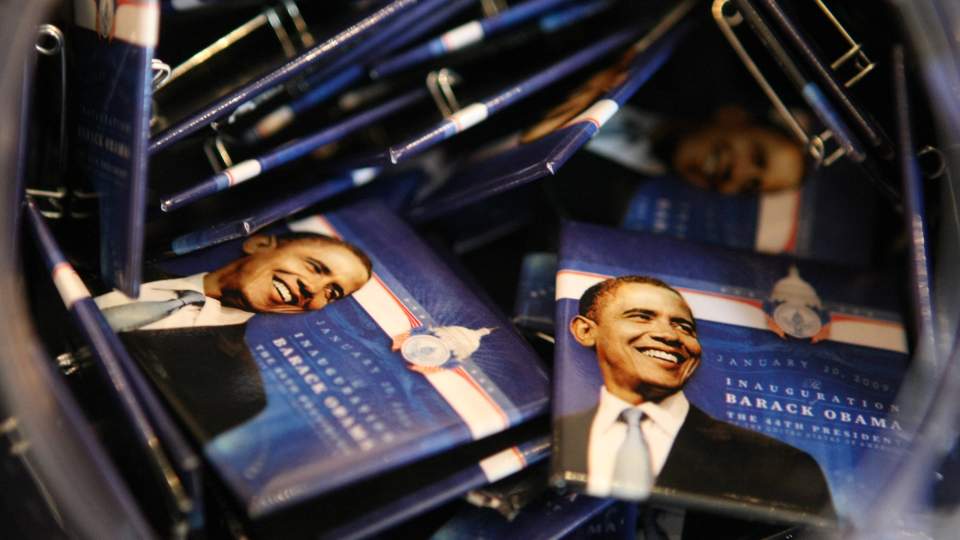 PRESSES: Mange utfordringer og store forventninger venter Barack Obama n�r han om f� dager blir tatt i ed som USAs nye president. Men den f�rste utfordringen f�r han kanskje allerede torsdag, n�r han m� overtale partifeller i Kongressen til � stemme for � frigj�re den siste halvdelen av den omstridte redningspakken, som ble vedtatt i fjor. Bildet viser noen av de mange buttons som er laget i forbindelse med presidentinnsettelsen f�rstkommende tirsdag. Foto: REUTERS/Molly Riley/ SCANPIX