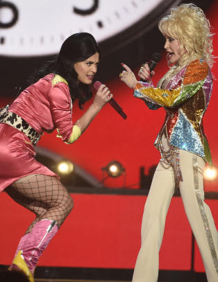 Dolly Parton og Katy Perry hylles av norsk moteekspert etter fargesprakende opptreden