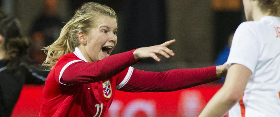 Madcon må skrive ny låt til fotballjentene om dette skal bli bra - «Please worry 'bout everything»