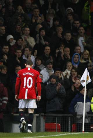 OG SKUFFELSE: Rooney p� vei mot garderobene med skade like etter. Foto: REUTERS/Phil Noble/SCANPIX