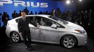 TOYOTAS GROMBIL: Toyota Prius er bilfabrikantens bestselgende hybridbil. Her blir 2010-modellen vist fram under bilmessen i Detroit denne uka. EPA/TANNEN MAURY/SCANPIX