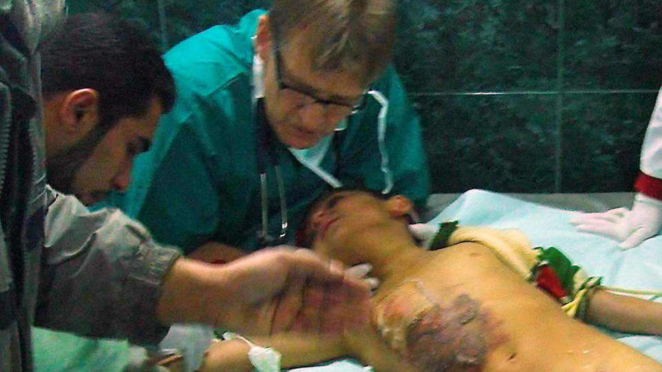 MADS GILBERT:  I en spesialutgave av legetidsskriftet Lancet kaller Mads Gilbert forholdene p� sykehusene p� Gaza for et marerittaktig blodbad. Men en Israel mener Gilbert har fantasi som er Dantes verdig. 
Lege Mads Gilbert under en av mange operasjoner p� Shifa-sykehuset i Gaza.
Foto Norwac 2009 / SCANPIX