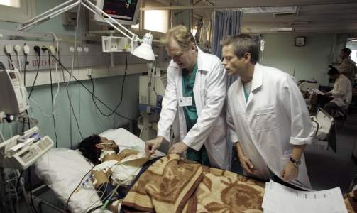 ERIK FOSSE:  Erik Fosse ser til en passient p� Shifa-sykehuset i Gaza.   Foto:  REUTERS/Ismail Zaydah