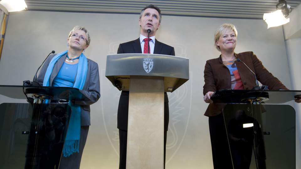 SAVNER ALTERNATIV: Statsminister Jens Stoltenberg, finansminister Kristin Halvorsen ( til h�yre)  og samferdselsminister Liv Signe Navarsete  topper de r�dgr�nne. Stoltenberg savner et borgerlig alternativ. 
Foto:  Heiko Junge / SCANPIX