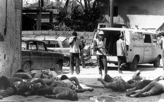 STERK FORD�MMELSE: Sabra Shatila-massakrene f�rte til sterk internasjonal ford�mmelse. En intern israelsk granskningskommisjon konkluderte med at forsvarsminister Ariel Sharon m�tte holdes personlig ansvarlig for de israelske styrkenes passivitet. Sharon m�tte g� av som forsvarsminister. Foto: AFP/EPA