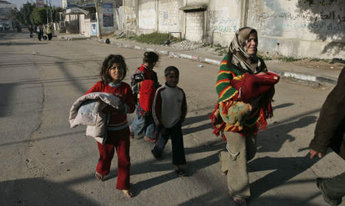 HVOR SKAL DE G�? Palestinske barn m� flykte fra hjemmene sine. UNRWA-talsmann Johan Eriksson sier at ingen steder er trygge lenger etter dagens angrep mot FN-bygninger. Foto: AP/Hatem Moussa/SCANPIX