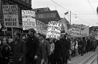 TIDLIG UTE: Rundt 10 �r f�r moderpartiet SV skiftet mening og ble palestinavenner, gikk den radikale ungdomsorganisasjonen SUF ut med kritikk av Israel. Her demonstrerer SUF 1. mai i Oslo i 1969.  De stilte med r�de flagg, Mao-plakater og slagord mot USAs krigf�ring i Vietnam. 
Foto: NTB/Scanpix