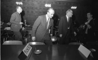 SUF BR�T UT AV SF: 9. februar 1969 var det landsm�te i Sosialistisk Folkeparti. 60 delegater marsjerte ut midt i m�tet til tonene fra Internasjonalen som m�tte dem i gangen. Til stede var blant andre Finn Gustavsen (n�rmest kamera), Tron �grim, Kjell Cordtsen og Ole Kopreitan. 
FOTO: Aage Storl�kken/AKTUELL/SCANPIX