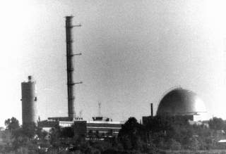 HIT SENDTE NORGE JENS CHR. HAUGE: Han skulle kontrollere at Israel ikke brukte norsk tungtvann til utvikling av atomv�pen. Hauge l�y da han kom hjem. Sannheten var at Israel utviklet atombomber, selv om de aldri har innr�mmet det offisielt. Arkivfoto: Morten Hvaal / SCANPIX