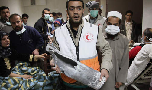 BLE BOMBET: En ansatt ved Al-Qouds-sykehuset i Gaza viser fram restene av en bombe etter dagens angrep. Flere hundre mennesker har s�kt tilflukt p� sykehuset i et lite h�p om � finne trygghet. Foto: AFP/SCANPIX