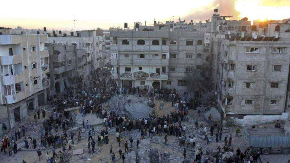 BOMBET: En israelsk bombe traff et hus der ministerens bror bodde i Gaza. If�lge Hamas omkom innenriksministeren i angrepet.Foto: AP Photo/Khalil Hamra