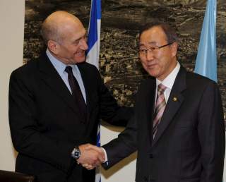 RASENDE: FNs generalsekret�r Ban Ki-moon ford�mmer dagens angrep p� FN-bygningen i Gaza by. Israels stastminigser Ehud Olmert forklarte at israelske styrker ble beskutt fra bygningen i forkant av angrepet. Foto: EPA/MOSHE MILNER/SCANPIX
