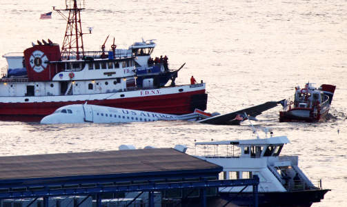 I FERD MED � SYNKE: Flyet ble i kveld tauet inn til land, forteller norske Jarl Haugedal til Dagbladet.no  Foto: SCANPIX