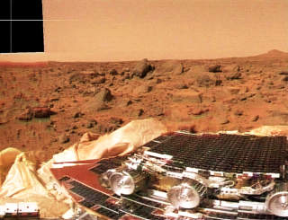 GOLDT LANDSKAP: Bilde fra �Mars Pathfinder�-ekspedisjonen, som landet p� den r�de planeten i 1997. Dette var de f�rste bildene fra Mars' overflate siden �Viking�-ekspedisjonene i 1976. Foto: NASA TV/AP/SCANPIX