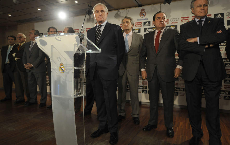 M�TTE ST� SKOLERETT: Real Madrid-president Ramon Calder�n m�tte onsdag gi en pressekonferanse for � svare for anklager om juks under generalforsamlingen som ble avholdt i desember. Det virker imidlertid ikke til � ha v�rt nok, for n� melder Marca at hovedstadsklubbens mektige mann blir bedt om � si fra seg vervet i morgen.Foto: SCANPIX/AFP PHOTO/ PIERRE-PHILIPPE MARCOU