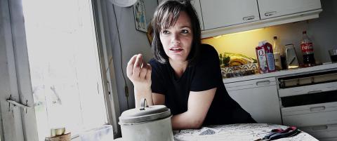 - Herregud, jeg savner ikke ett glass vin, jeg savner å drikke en kartong. Minst!