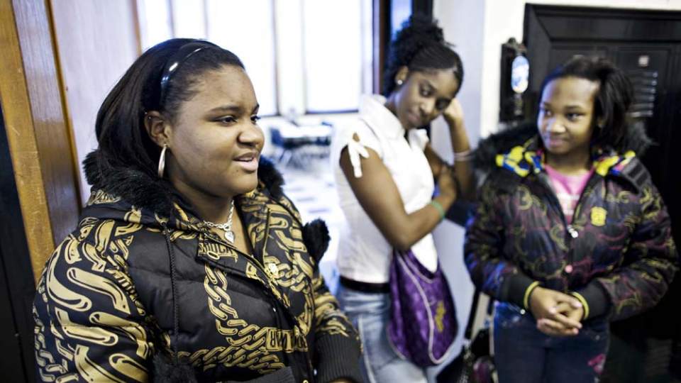 FRAMGANG: - Jeg kom hit i fjor sommer fordi jeg ikke klarte 7. klasse. N� har jeg avansert til 9. klasse, forteller Makia (15). Her sammen med skolevenninnene Leerra, Iieera og Janiece p� 15. Foto: SVEINUNG UDDU YSTAD