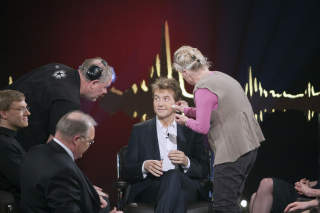 SMINKES: Fredrik Skavlan tilbake i vant farvann.