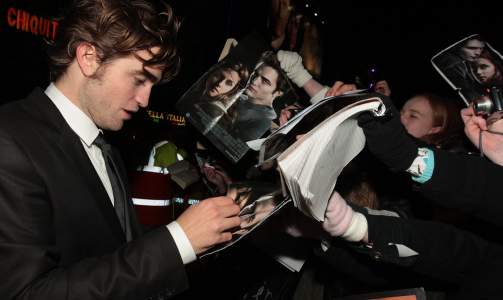 POPUL�R: Her signerer britiske Pattinson autografer under London-premieren p� filmen. Foto: Scanpix