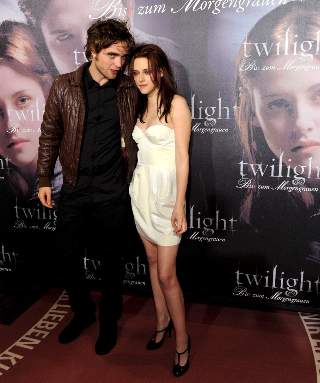  I M�NCHEN: Robert Pattinson og Kristen Stewart poserer for de tyske fotografene.  Foto: EPA/SCANPIX