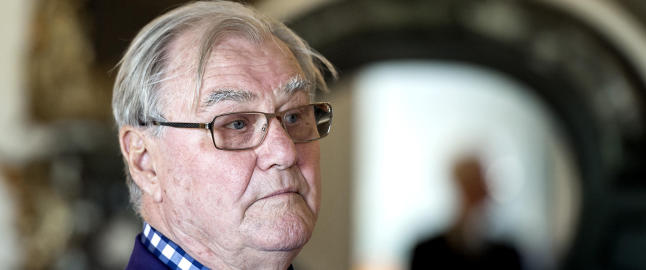 Danskene raser mot prins Henrik - dronning Margrethe kom alene på jobb