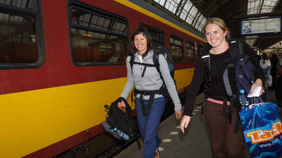 EUROPA RUNDT: Hvert eneste �r reiser tusenvis av ungdommer rundt i Europa med ryggsekk og togbillett. Og n� blir de stadig flere, etter �r med nedgang p� grunn av konkurransen fra luftfarten. Foto: OLIVER ORSKAUG