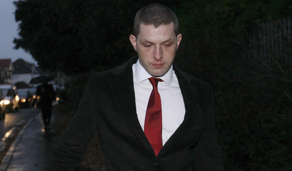 HOLDT FANGET: Norske Audun Carlsen ble lenket fast mot sin vilje av superstjernen Boy George. I dag ble artisten d�mt til 15 m�neders fengsel. - Saken har v�rt traumatisk for ham, sier mor Gunn Myr�s Carlsen til Dagbladet.no. Foto: REUTERS/Andrew Winning/SCANPIX