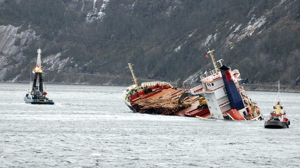 DRAMATISK:  Hele mannskapet ble reddet i en dramatisk redningsaksjon da skipet var i ferd med � synke i Hardanger.
Foto: Kystvaktfart�yet KV �lesund / SCANPIX
HANDOUT