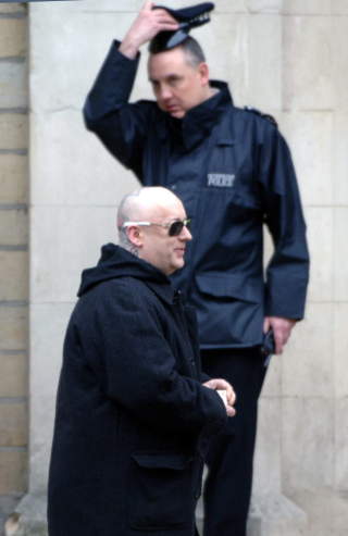 TILSTO BRUK AV H�NDJERN: Boy George har innr�mmet at han lenket nordmannen fast. Foto: Keith Hammett/Dagbladet