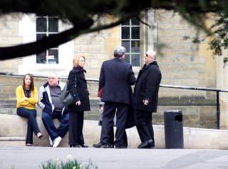 15 M�NEDERS FENGSEL: Boy George med famile utenfor retten. Foto: Keith Hammett/Dagbladet