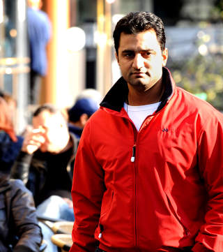 BEKYMRET: Ikhlaq Khan i Røde Kors nettverksprosjekt er redd konsekvensene av litt tilgjengelige og billige illegale våpen. Foto: Øistein Norum Monsen. BEKYMRET: Ikhlaq Khan i Røde Kors nettverksprosjekt er redd konsekvensene av litt tilgjengelige og billige illegale våpen. Foto: Øistein Norum Monsen.