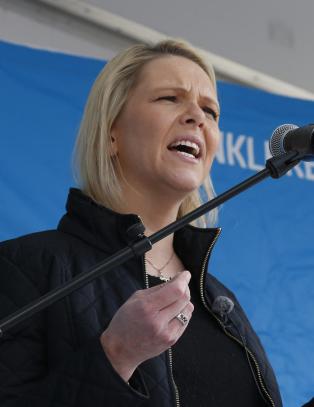 - I mangel på politikk snakker Ap om alt annet. Til og med raking