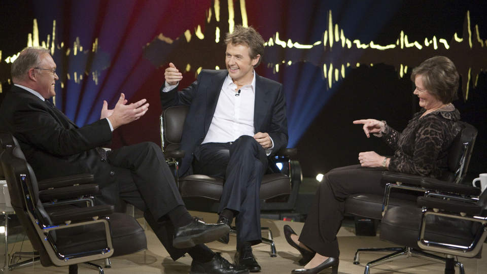 GOD TONE: Fredrik Skavlan fikk en god tone med ekteparet G�ran Persson og Anitra Steen p� premieren p� SVT. Foto: MIKAEL SJ�BERG