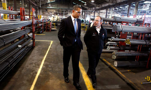 OMVISNING: Her f�r Barack Obama en omvisning av Grabner i fabrikklokalene til Cardinal Fasteners & Specialty Company. Foto:Chip Somodevilla/Getty Images/AFP/SCANPIX