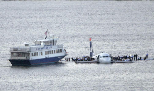 VILLE LANDE VED SIDEN AV ET FART�Y: Flykapteinen  Chesley B. Sullenberger III fulgte prosedyren for n�dlanding i vann og fors�kte � lande i n�rheten av et eller flere sj�fart�y, som kunne bist� med evakueringen. Foto: REUTERS/SCANPIX