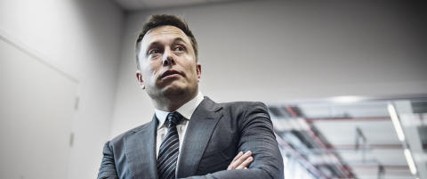 For å nå sine nye rekordmål, har Tesla-sjefen sovet i sovepose på fabrikkgulvet