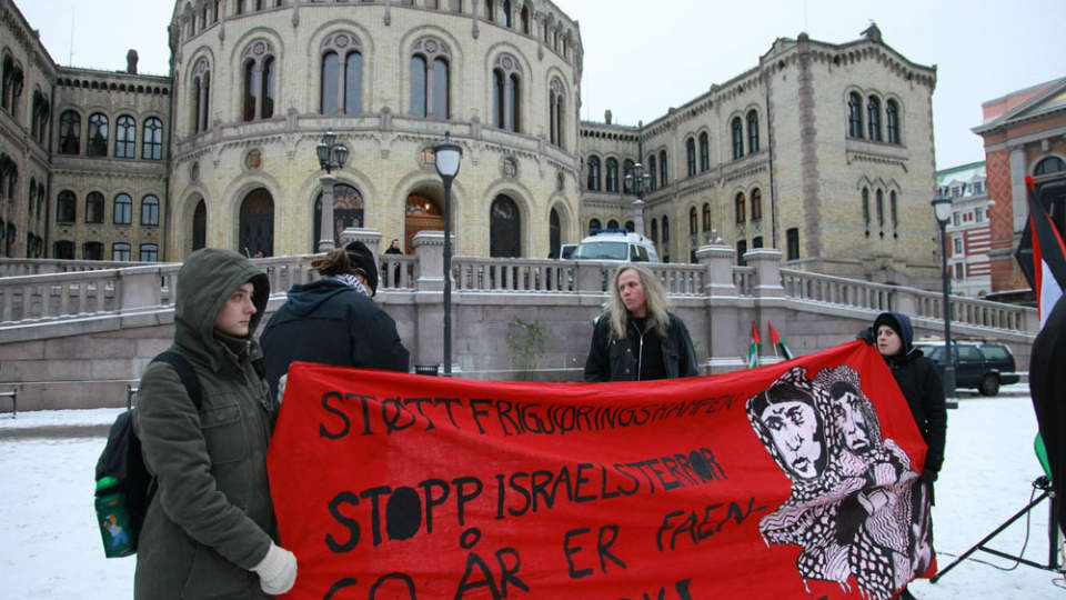 100-150 MENNESKER TIL STEDE: Blitz, med Stein Lillevolden i spissen, arrangerer en ny pro-Gaza-demonstrasjon i ettermiddag foran Stortinget. Forel�pig forl�per markeringen fredelig for seg.   Foto: EIRIK H. URKE