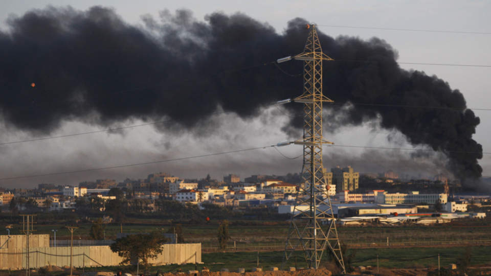 DAGLIG BOMBING AV GAZA: Her stiger r�yken etter israelsk bombing av Gazastripen torsdag. I dag er det rykter om at Israel vil stoppe offensiven mot Hamas-styrkene i omr�det. Foto: AP/Sebastian Scheiner