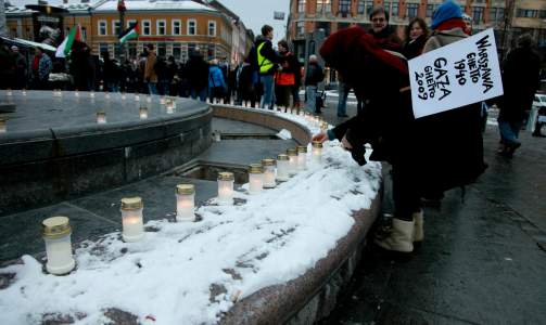LYSMARKERING: Demonstrasjonen endte opp p� Youngstorget i Oslo. Flere hundre mennesker deltok i den fredelige markeringen. Foto: EIRIK H. URKE