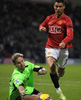 M�LL�S IGJEN: Ronaldo har ikke scoret i ligaen p� to m�neder. Her stoppes han av Bolton-keeper Jaaskelainen. Foto: Andrew Yayes, AFP.