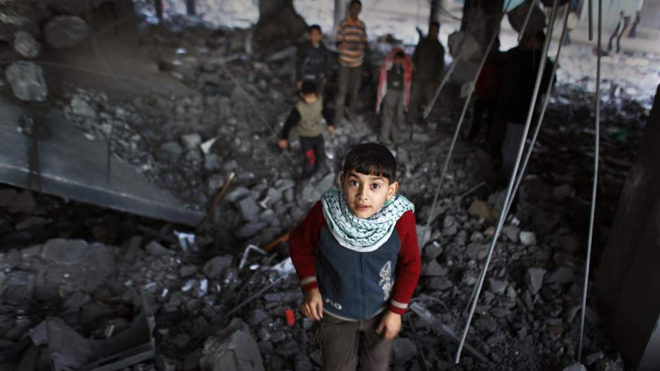 FRED � F�?: Her leker palestinske gutter i ruinene av Al-Abrar-moskeen i Rafah p� Gaza-stripen. Den ble bombet for to dager siden. Foto: BEN CURTIS / AP / SCANPIX